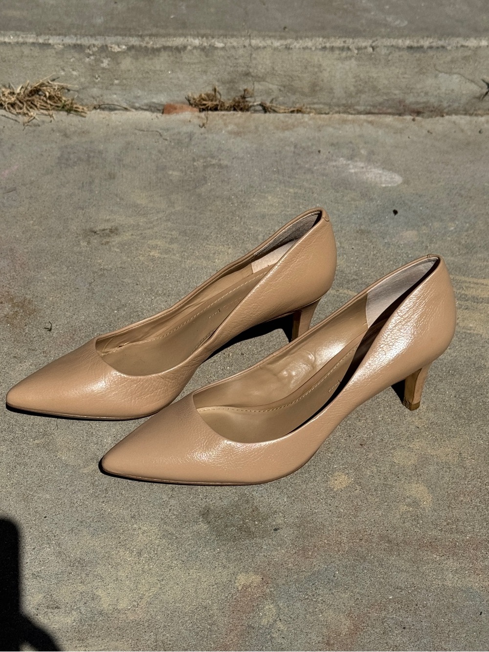 Banana Republic Women's Pointed-Toe Mid Kitten Heels in Beige 8.5